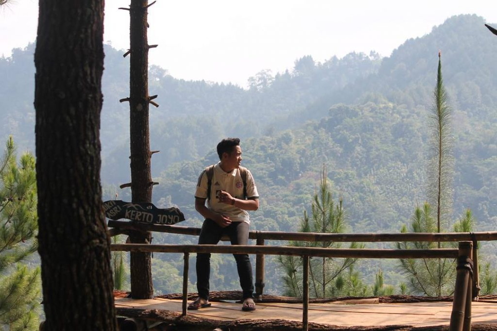 Gardu-pandang-dengan-pemandangan-bukit-image-source-1024x682