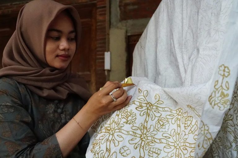 Kerajinan-batik-catra-Desa-Borobudur