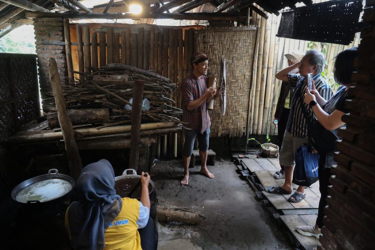 -- tematik bormar --
Wisatawan mendapat penjelasan tentang proses pembuatan gula jawa di Gubuk Kopi, Desa Karangrejo, Borobudur, Magelang, Jawa Tengah, Rabu (19/10/2022). Industri gula jawa di desa itu terus dipertahankan agar dapat menjadi produk unggulan yang memiliki daya tarik wisata.