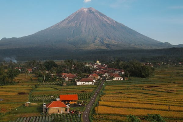 free-photo-of-landscape-of-countryside-and-volcano-behind-on-java-in-indonesia