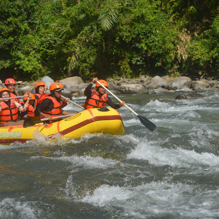 free-photo-of-people-rafting-on-gusty-riverpp
