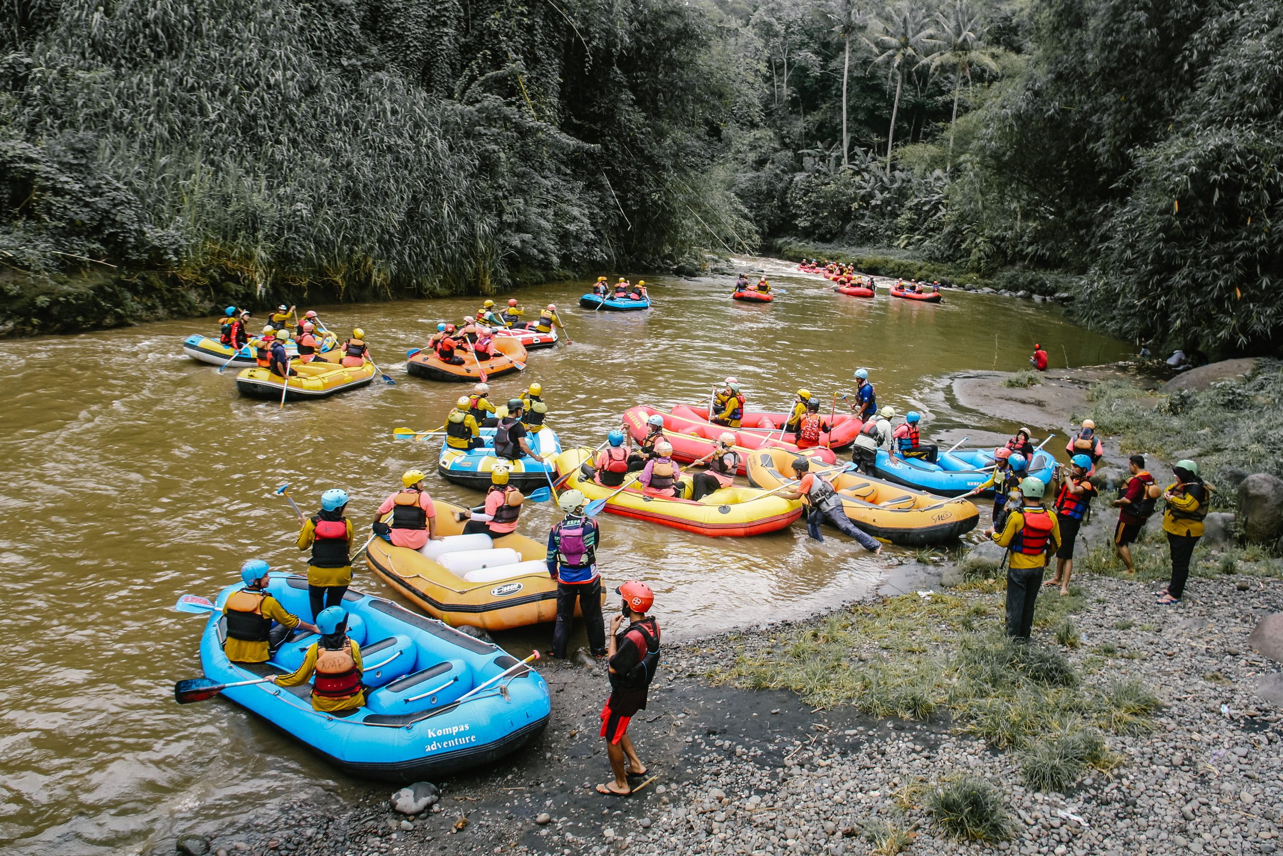 rafting-arung-jeram-sungai-elo-magelang-progo-atas-progo-hulu-progo-bawah-kampung-ulu-piknik-magelang-scaled